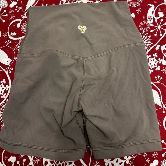 3 Aritzia Cheeky Hi-Rise 5" Shorts (GOLDEN BUTTER) - Picture 9 of 11